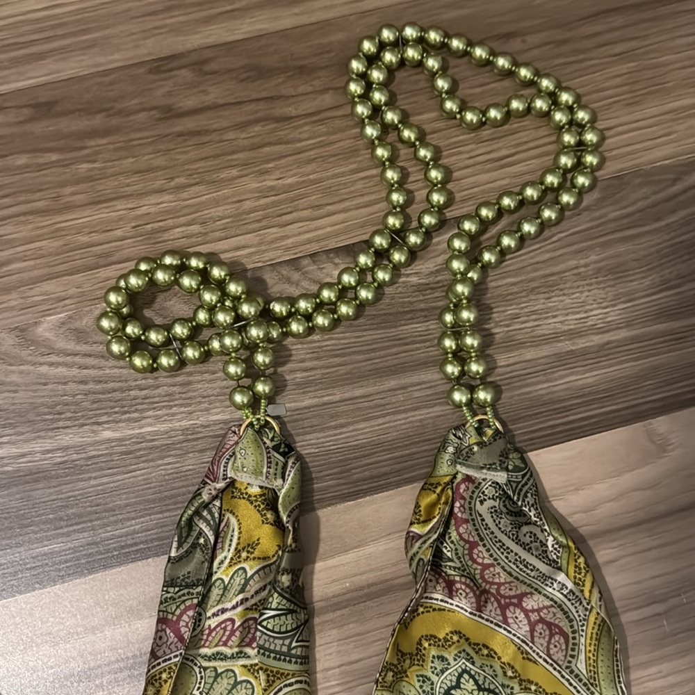 Vintage Necklace Faux Pearls Green Attached to Silk Abstract Scarf - Picture 16 of 17